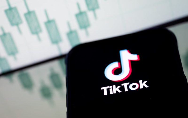 tiktok-announces-two-new-ai-tools-for-creators:-smart-split-and-ai-outline