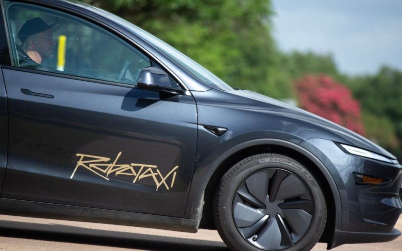 tesla-robotaxis-are-crashing-more-than-waymo,-even-with-human-safety-monitors