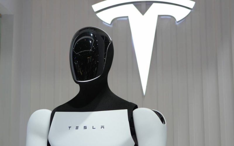 tesla-optimus-robot-falls-over,-goes-viral
